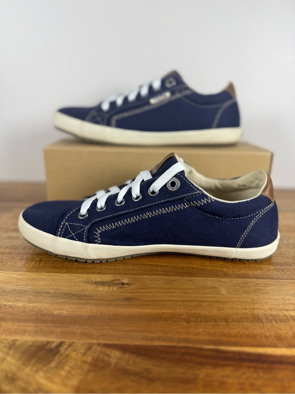 Taos Star Burst Dark Blue Canvas Lace Up Sneakers Size 8